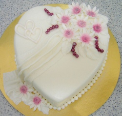 Белый Свадебный торт в виде сердца